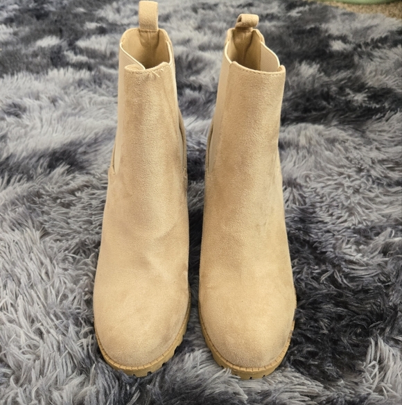NWT SODA Elegant Tan Suede Ankle Boots Size 10 - Picture 2 of 7